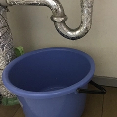 タオル・バケツで水を受ける