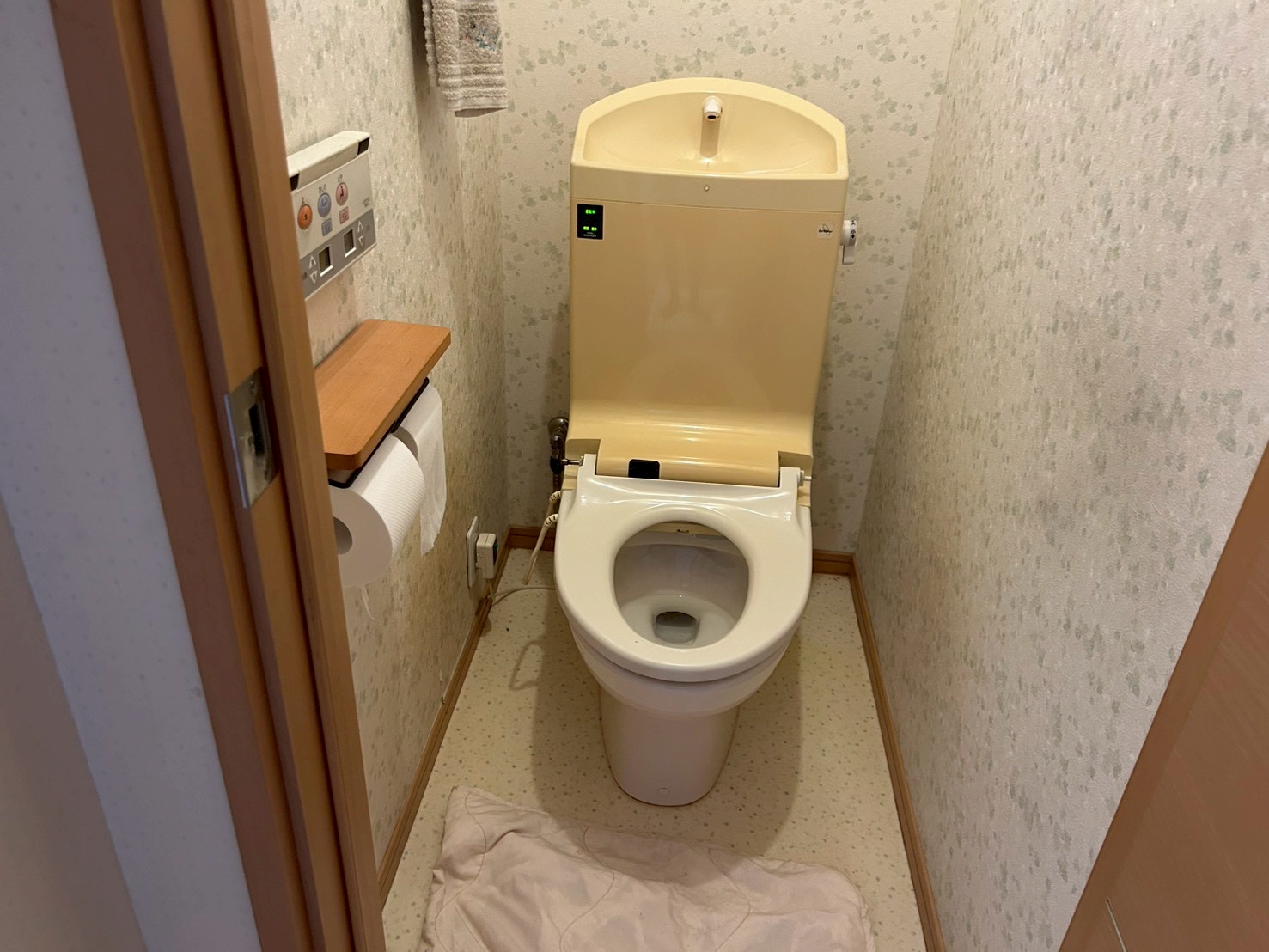 大阪市にてトイレからの水漏れ修理・トイレ交換工事〈水漏れをきっかけにPanasonic「アラウーノ」へ交換〉の施工前写真
