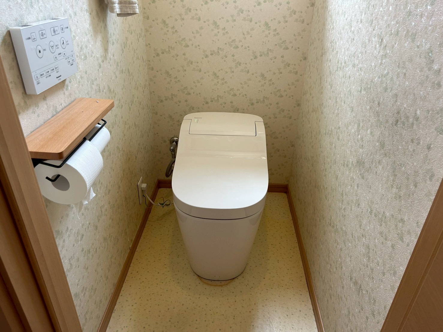 大阪市にてトイレからの水漏れ修理・トイレ交換工事〈水漏れをきっかけにPanasonic「アラウーノ」へ交換〉の施工後写真