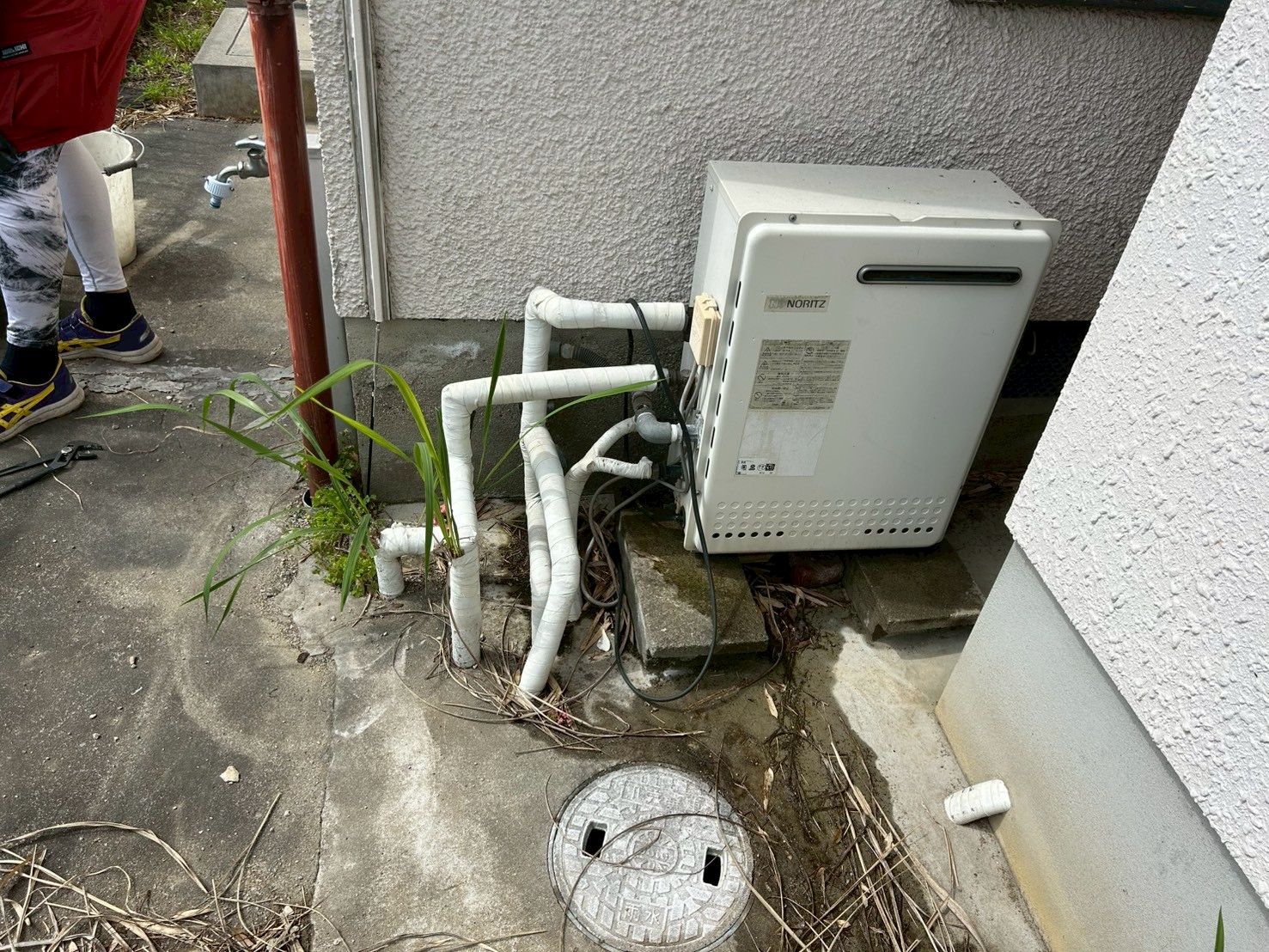 大阪市にて給湯器からの水漏れ修理・据え置き型給湯器交換工事〈漏水した給湯器を新しい機種へ交換〉の施工前写真