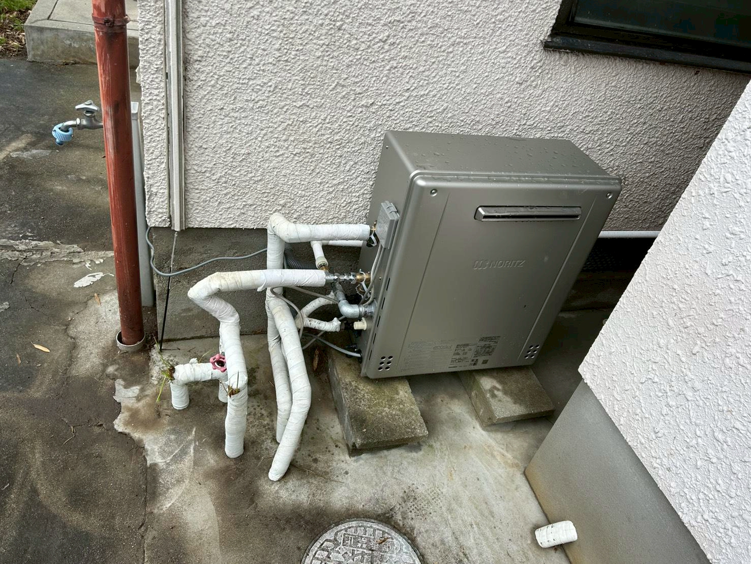 大阪市にて給湯器からの水漏れ修理・据え置き型給湯器交換工事〈漏水した給湯器を新しい機種へ交換〉の施工後写真
