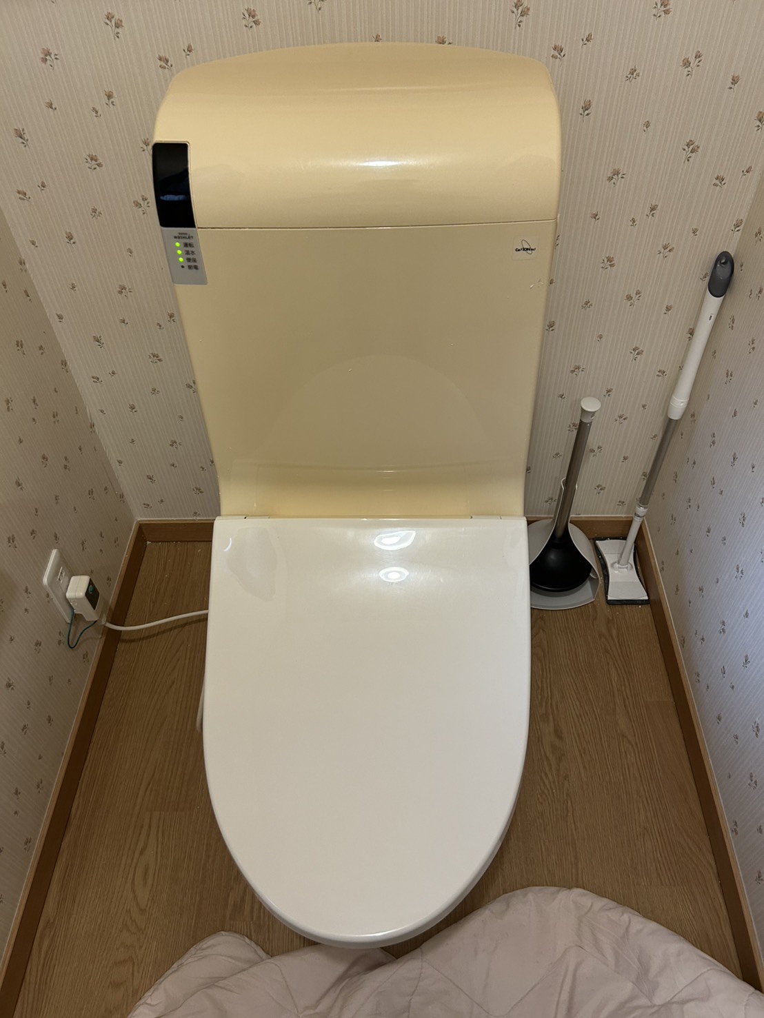 大阪市城東区にてトイレの漏水修理〈18年使用したTOTOからパナソニック アラウーノへ交換〉の施工前写真