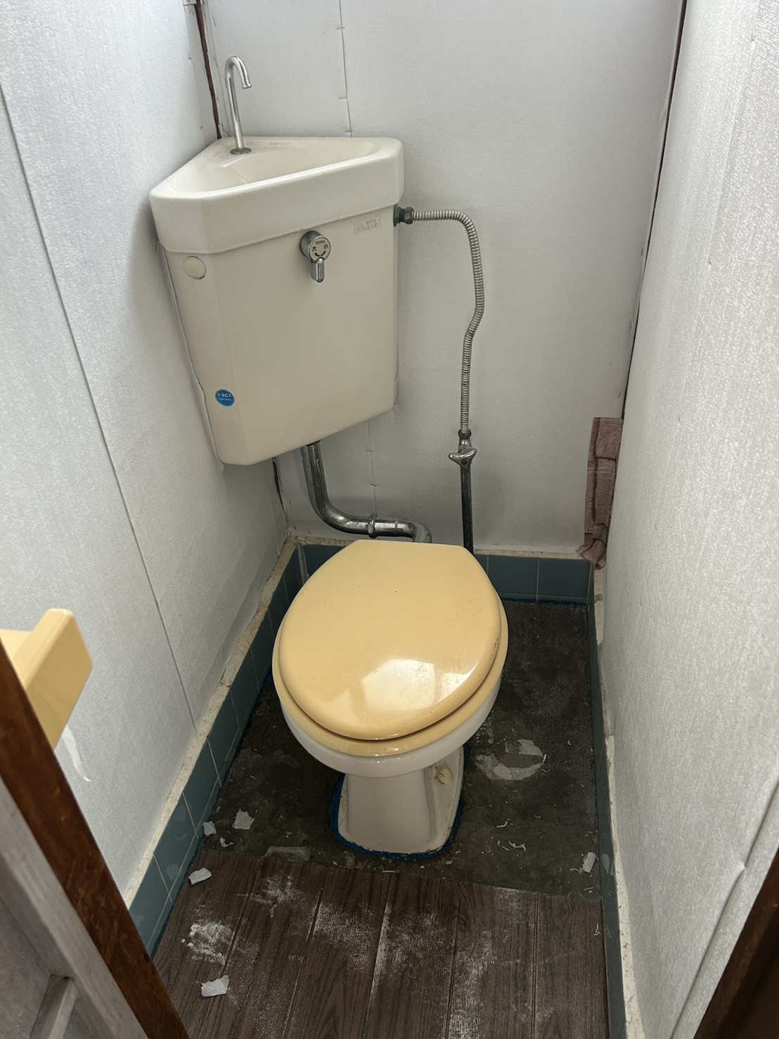 東大阪市にてトイレの漏水修理〈20年以上使用した隅付タンク式トイレの交換〉の施工前写真