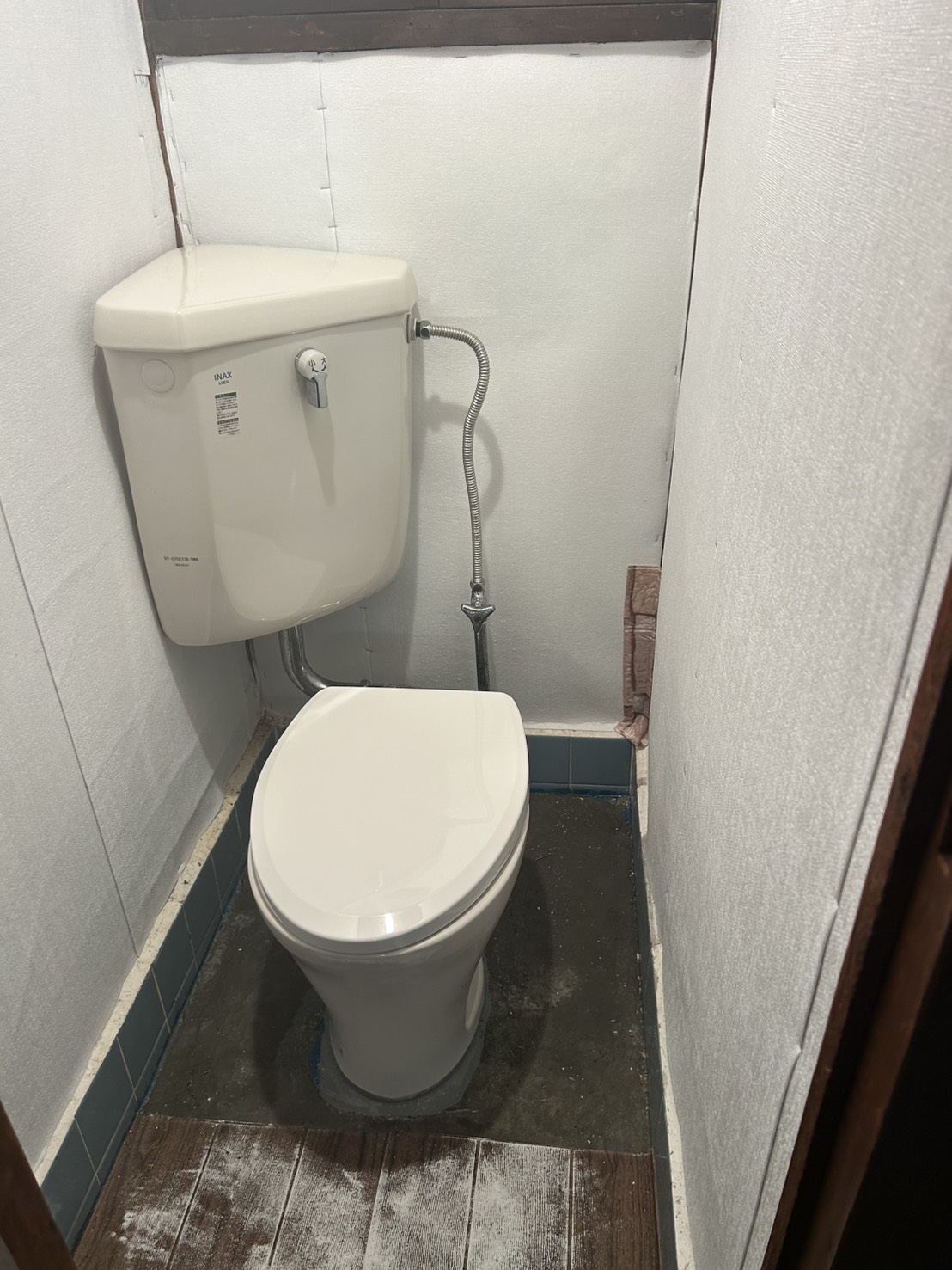 東大阪市にてトイレの漏水修理〈20年以上使用した隅付タンク式トイレの交換〉の施工後写真